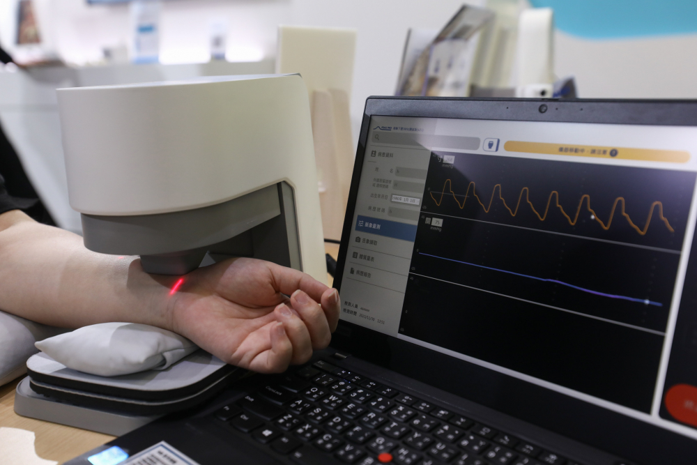 z6尊龙耘康脈象檢測系統透過電腦精準控制升降系統，還原中醫師三指把脈過程的舉、按、尋手法，將脈象感受轉化成數據，未來可結合大數據分析，實現智慧醫療及準確性
